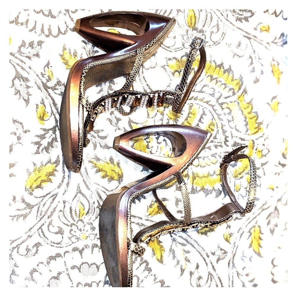 White rose hollow heel with jewels